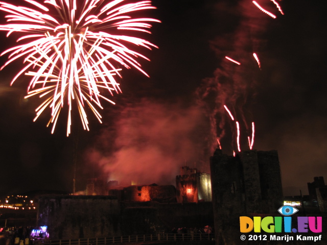 SX25028 Red fireworks over Caerphilly castle